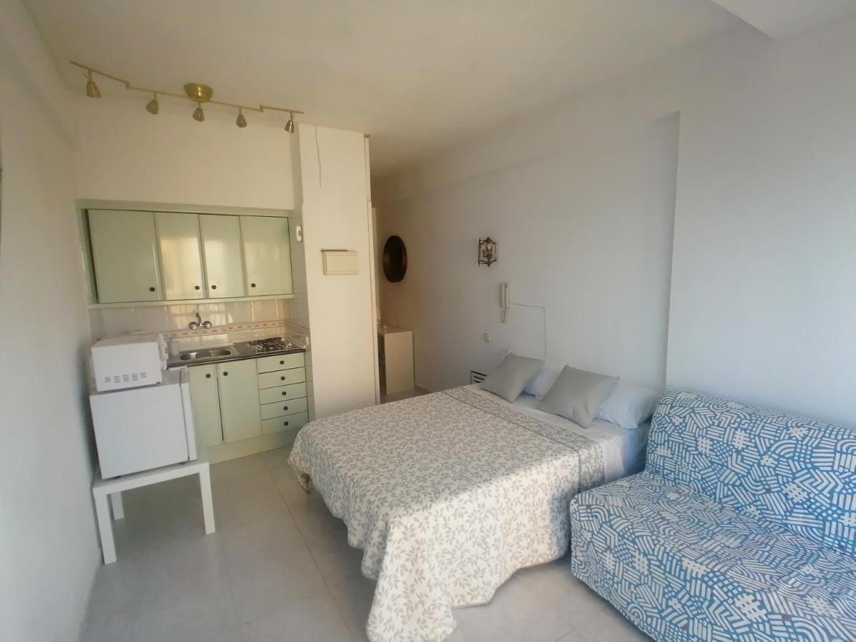 Lovely Apartment In Front Of The Beach. 푸엔히롤라 외부 사진